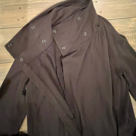 Ivivva by Lululemon! Size 10. Snap up top wrap. Excellent condition! - Picture 3 of 6